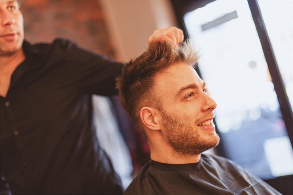 Apuesta por un corte de pelo estilo faux hawk: el peinado rebelde que triunfa entre los jóvenes